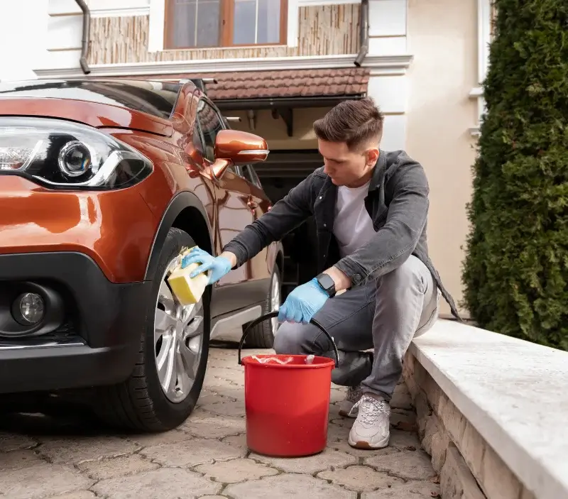 Lavage auto à domicile Herblay-sur-Seine : professionnel intervenant sur un véhicule